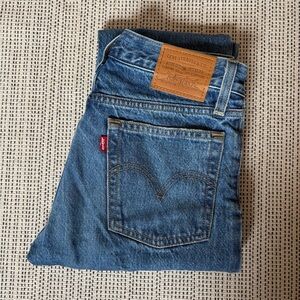 Levi’s wedgie raw hem jeans W23